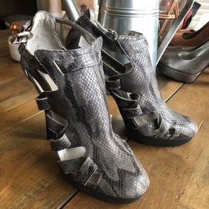 Calvin Klein gray snake skin print heel 5.5